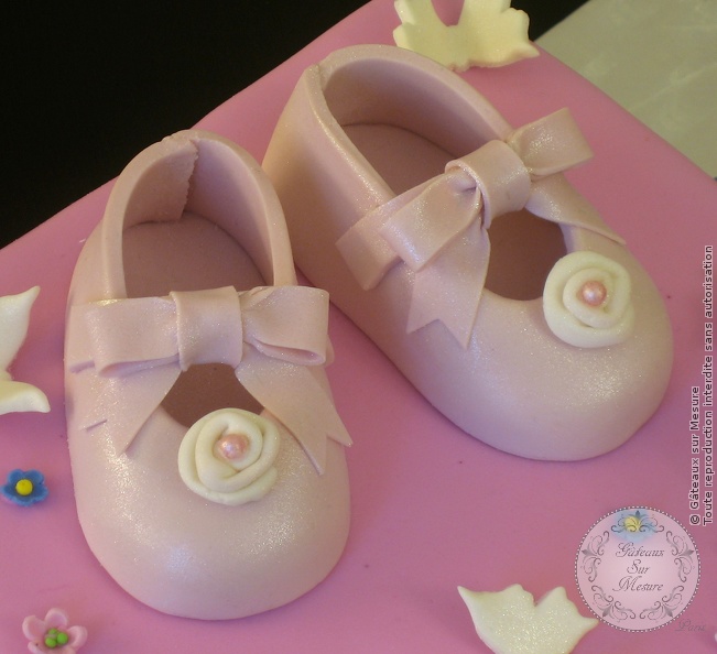 Cake Design - Chaussons - Gâteaux sur Mesure Paris - anniversaire, atelier pâte à sucre, cadeau, cake design, cake design Paris, chaussons bébé, ecole cake design, enfant, formation, formation cake design, formation professionnelle, France, gateau 3D, gateau design, gateau original, gateau pate a sucre, gateau personnalisé, gateau rigolo, gateau sur commande, gateau sur mesure, gateaux spectaculaires, Paris, pate a sucre, patisseries decoratives, princesse, торты на заказ в Париже