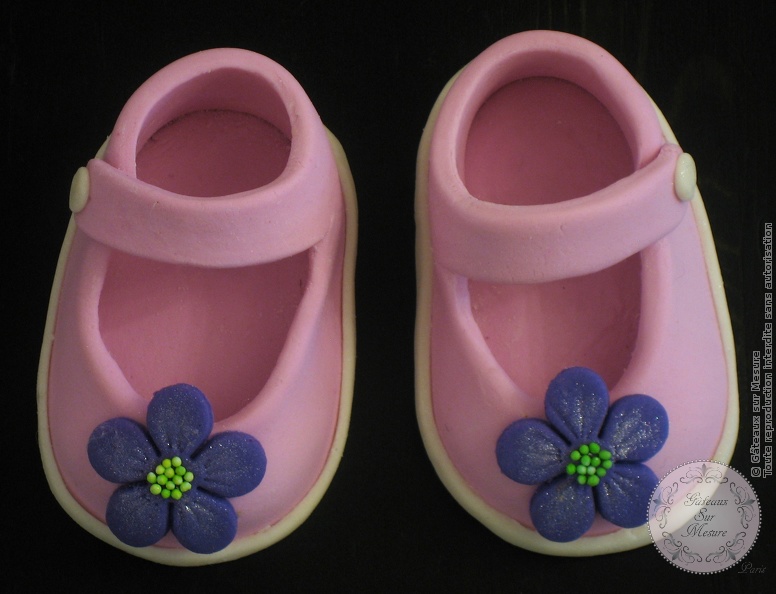 Cake Design - Chaussons - Gâteaux sur Mesure Paris - anniversaire, atelier pâte à sucre, cadeau, cake design, cake design Paris, chaussons bébé, ecole cake design, enfant, formation, formation cake design, formation professionnelle, France, gateau 3D, gateau design, gateau original, gateau pate a sucre, gateau personnalisé, gateau rigolo, gateau sur commande, gateau sur mesure, gateaux spectaculaires, Paris, pate a sucre, patisseries decoratives, princesse, торты на заказ в Париже