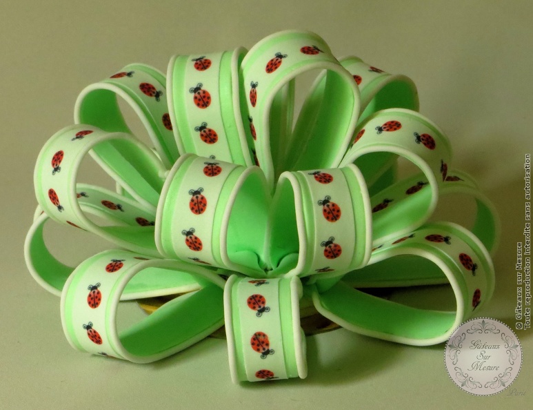 Cake Design - Noeud coccinelle - Gâteaux sur Mesure Paris Cake Design - Noeud coccinelle - Gâteaux sur Mesure Paris - atelier pâte à sucre, cake design, cake design Paris, coccinelle, ecole cake design, enfant, formation, formation cake design, formation professionnelle, France, gateau design, gateau original, gateau pate a sucre, gateau personnalisé, gateau rigolo, gateau sur commande, gateau sur mesure, gateaux spectaculaires, impression alimentaire, noeud, Paris, patisseries decoratives, торты на заказ в Париже