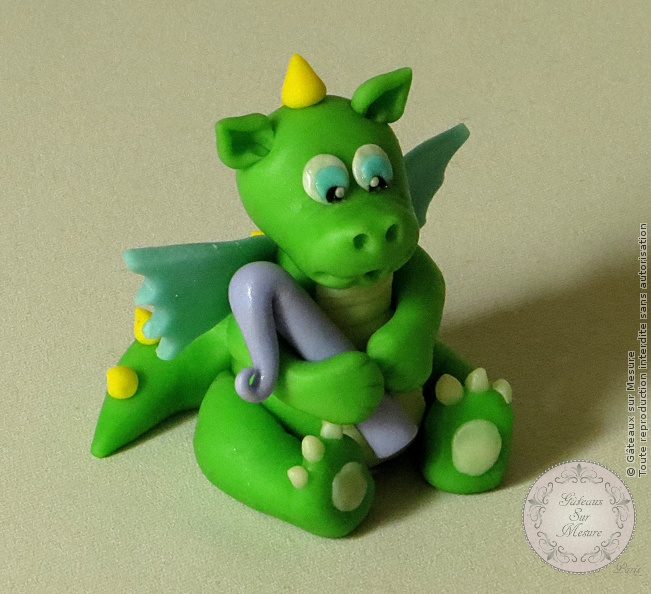 Cake Design - Petit dragon vert - Gâteaux sur Mesure Paris - atelier pâte à sucre, cake design, cake design Paris, chocolat plastique, dragon, ecole cake design, figurine, formation, formation cake design, formation professionnelle, France, gateau design, gateau original, gateau pate a sucre, gateau personnalisé, gateau sur commande, gateau sur mesure, gateaux spectaculaires, Paris, patisseries decoratives, торты на заказ в Париже