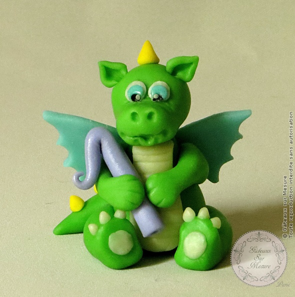 Cake Design - Petit dragon vert - Gâteaux sur Mesure Paris - atelier pâte à sucre, cake design, cake design Paris, chocolat plastique, dragon, ecole cake design, figurine, formation, formation cake design, formation professionnelle, France, gateau design, gateau original, gateau pate a sucre, gateau personnalisé, gateau sur commande, gateau sur mesure, gateaux spectaculaires, Paris, patisseries decoratives, торты на заказ в Париже