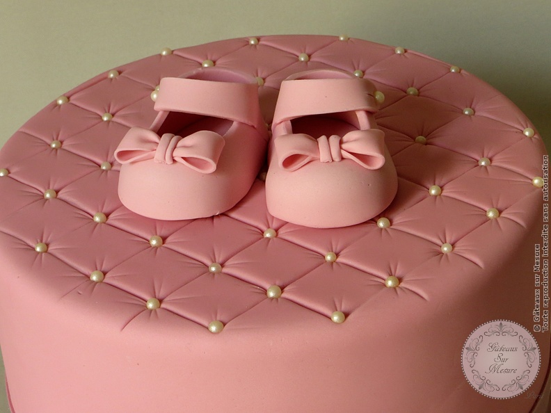 Cake Design - Gâteau de baptême - Gâteaux sur Mesure Paris - atelier pâte à sucre, cake design, cake design Paris, chaussons bébé, ecole cake design, formation, formation cake design, formation professionnelle, France, gateau design, gateau original, gateau pate a sucre, gateau personnalisé, gateau rigolo, gateau sur commande, gateau sur mesure, gateaux spectaculaires, noeud, Paris, pate a sucre, patisseries decoratives, торты на заказ в Париже