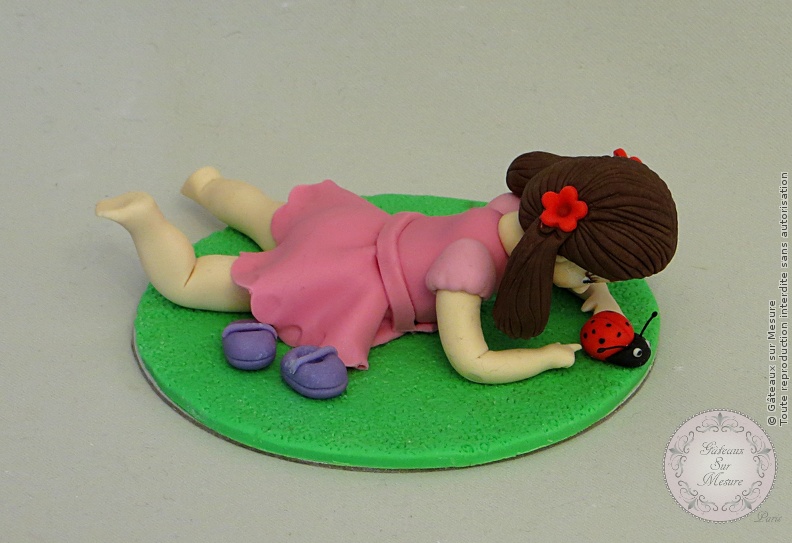 Cake Design - Petite fille et coccinelle - Gâteaux sur Mesure Paris Cake Design - Petite fille et coccinelle - Gâteaux sur Mesure Paris - anniversaire, atelier pâte à sucre, cadeau, cake design, cake design Paris, coccinelle, ecole cake design, enfant, figurine, fille, formation, formation cake design, formation professionnelle, France, gateau design, gateau original, gateau pate a sucre, gateau personnalisé, gateau sur commande, gateau sur mesure, gateaux spectaculaires, modelage, Paris, pate a sucre, patisseries decoratives, poupée, торты на заказ в Париже