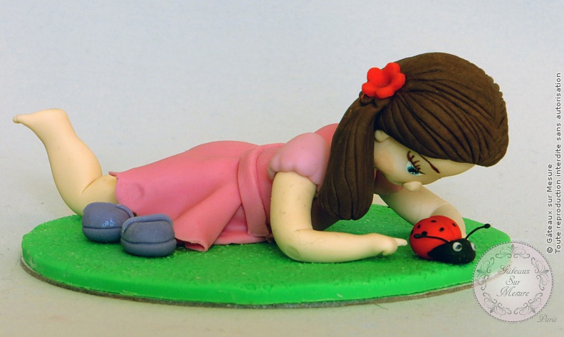 Cake Design - Petite fille et coccinelle - Gâteaux sur Mesure Paris - anniversaire, atelier pâte à sucre, cadeau, cake design, cake design Paris, coccinelle, ecole cake design, enfant, figurine, fille, formation, formation cake design, formation professionnelle, France, gateau design, gateau original, gateau pate a sucre, gateau personnalisé, gateau sur commande, gateau sur mesure, gateaux spectaculaires, modelage, Paris, pate a sucre, patisseries decoratives, poupée, торты на заказ в Париже