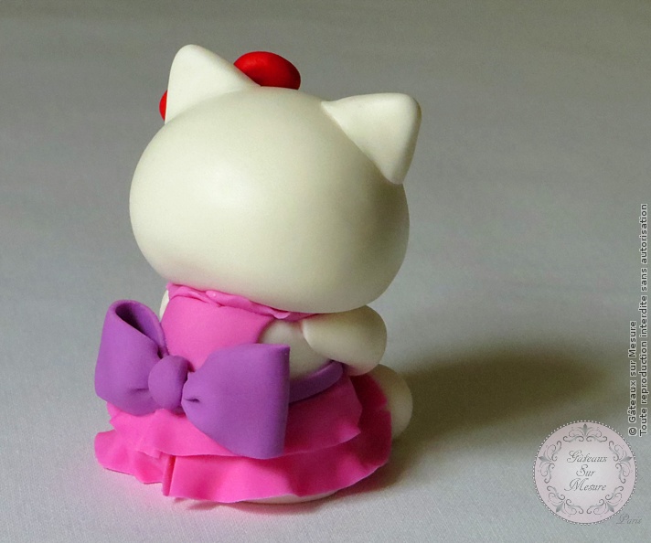 Cake Design - Hello Kitty - Gâteaux sur Mesure Paris - atelier pâte à sucre, cake design, cake design Paris, ecole cake design, figurine, formation cake design, formation professionnelle, France, gateaux spectaculaires, hello kitty, modelage, Paris, patisseries decoratives