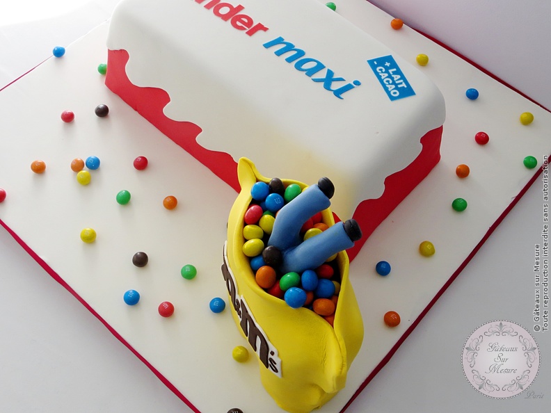 Cake Design - Gâteau Kinder M&M's - Gâteaux sur Mesure Paris - cake design, cake design Paris, ecole cake design, formation cake design, formation professionnelle, France, gateau 3D, gateau d'anniversaire, gateau design, gateau original, gateau pate a sucre, gateau personnalisé, gateau sur commande, gateau sur mesure, gateaux spectaculaires, kinder, M&M's, Paris, patisseries decoratives