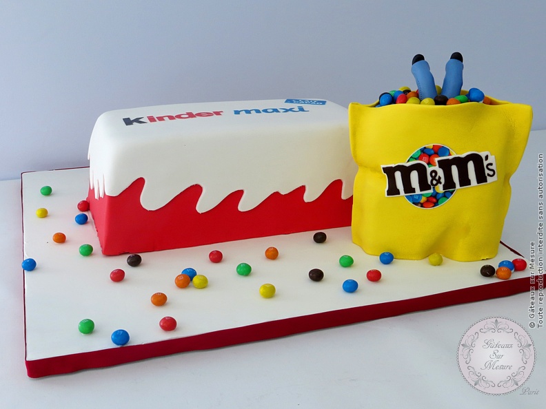 Cake Design - Gâteau Kinder M&M's - Gâteaux sur Mesure Paris - cake design, cake design Paris, ecole cake design, formation cake design, formation professionnelle, France, gateau 3D, gateau d'anniversaire, gateau design, gateau original, gateau pate a sucre, gateau personnalisé, gateau sur commande, gateau sur mesure, gateaux spectaculaires, kinder, M&M's, Paris, patisseries decoratives