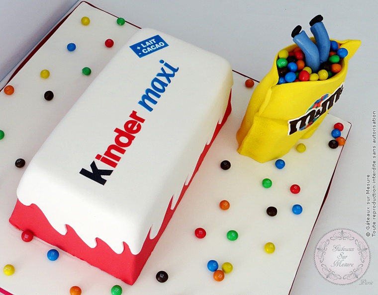 Cake Design - Gâteau Kinder M&M's - Gâteaux sur Mesure Paris - cake design, cake design Paris, ecole cake design, formation cake design, formation professionnelle, France, gateau 3D, gateau d'anniversaire, gateau design, gateau original, gateau pate a sucre, gateau personnalisé, gateau sur commande, gateau sur mesure, gateaux spectaculaires, kinder, M&M's, Paris, patisseries decoratives