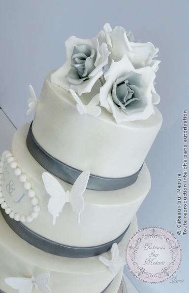 Cake Design - Wedding Cake Blanc et Argent - Gâteaux sur Mesure Paris - cake design, cake design Paris, ecole cake design, formation cake design, formation professionnelle, France, gateau design, gateau personnalisé, gateau sur commande, gateau sur mesure, gateaux spectaculaires, mariage, noeud, Paris, pièce montée, rose en sucre, wedding cake