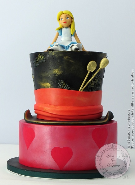 Cake Design - Alice au Pays des Merveilles - Gâteaux sur Mesure Paris - alice au pays des merveilles, alice in wonderland, cake design, cake design Paris, chapelier, ecole cake design, formation cake design, formation professionnelle, France, gateau 3D, gateau d'anniversaire, gateau original, gateaux spectaculaires, modelage, Paris, pate a sucre