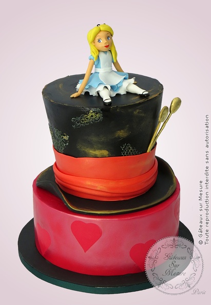 Cake Design - Alice au Pays des Merveilles - Gâteaux sur Mesure Paris - alice au pays des merveilles, alice in wonderland, cake design, cake design Paris, chapelier, ecole cake design, formation cake design, formation professionnelle, France, gateau 3D, gateau d'anniversaire, gateau original, gateaux spectaculaires, modelage, Paris, pate a sucre