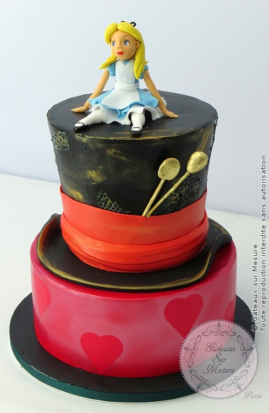 Cake Design - Alice au Pays des Merveilles - Gâteaux sur Mesure Paris - alice au pays des merveilles, alice in wonderland, cake design, cake design Paris, chapelier, ecole cake design, formation cake design, formation professionnelle, France, gateau 3D, gateau d'anniversaire, gateau original, gateaux spectaculaires, modelage, Paris, pate a sucre