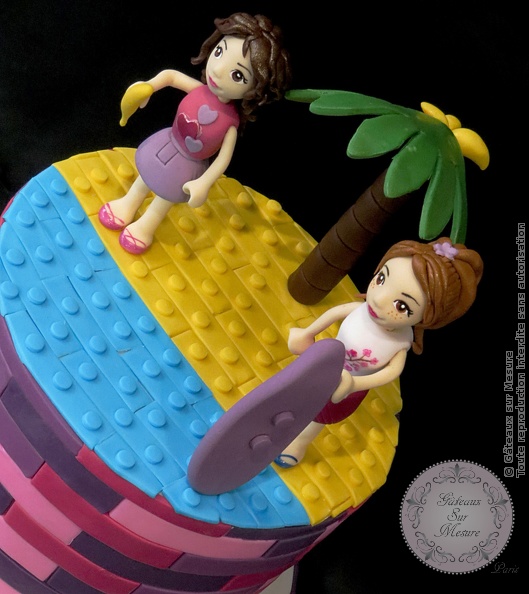 Cake Design - Gâteau Lego Friends à la plage - Gâteaux sur Mesure Paris - anniversaire, atelier pâte à sucre, cake design, cake design Paris, ecole cake design, formation cake design, formation professionnelle, France, gateau original, gateau pate a sucre, gateau personnalisé, gateaux spectaculaires, lego friends, Paris, wedding cake