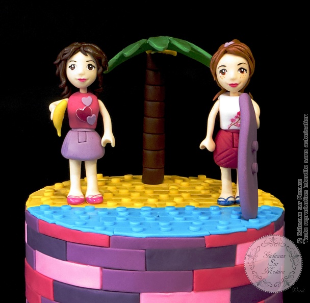 Cake Design - Gâteau Lego Friends à la plage - Gâteaux sur Mesure Paris - anniversaire, atelier pâte à sucre, cake design, cake design Paris, ecole cake design, formation cake design, formation professionnelle, France, gateau original, gateau pate a sucre, gateau personnalisé, gateaux spectaculaires, lego friends, Paris, wedding cake