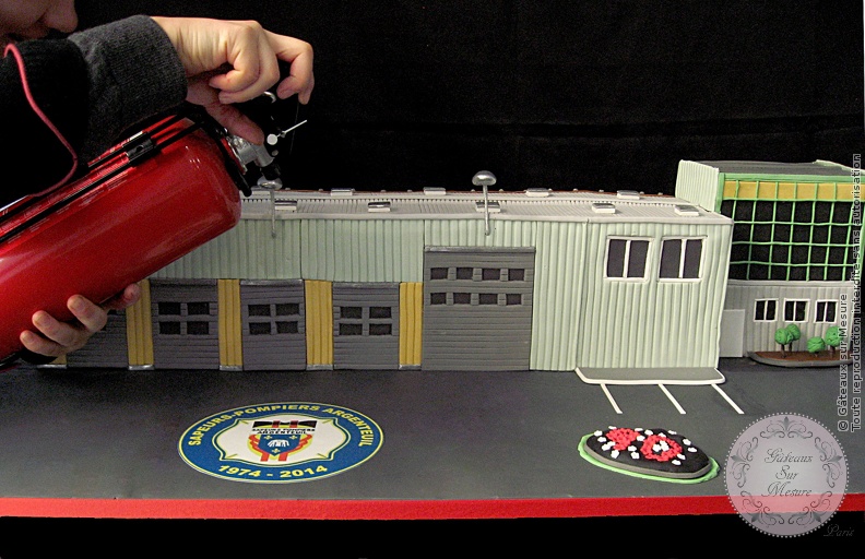 Cake Design - Caserne des Pompiers d'Argenteuil - Gâteaux sur Mesure Paris Cake Design - Caserne des Pompiers d'Argenteuil - Gâteaux sur Mesure Paris - cake decorating, cake design, cake design Paris, caserne, ecole cake design, formation professionnelle, France, gateau 3D, gateau design, gateau original, gateaux spectaculaires, Paris, pompiers