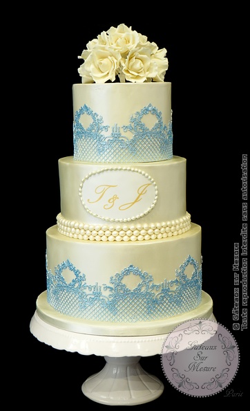 Cake Design - Pièce montée ivoire nacrée - Gâteaux sur Mesure Paris - cake, cake decorating, cake decorating school, cake design, chocolat, dentelle, ecole cake design, fleurs, fleurs en sucre, formation, luxe, Paris, patisserie, red velvet, roses, wedding, wedding cake