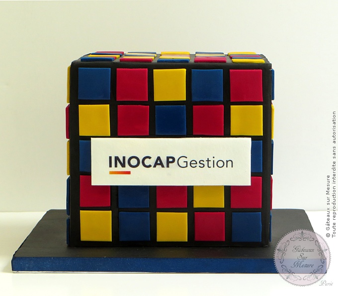 Cake Design - Rubik's cube - Gâteaux sur Mesure Paris - cake, formation cake design, formation professionnelle, gateau carré, gateau d'enreprise, gateau personnalisé, gateauxsurmesure, inocap, Paris, rubik's cube