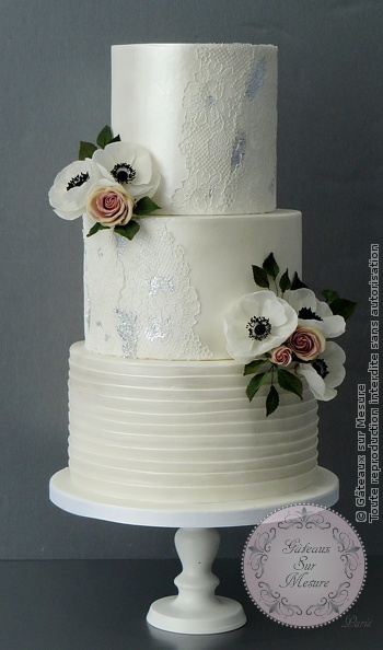 Cake Design - Lace and flower wedding cake - Gâteaux sur Mesure Paris - anemone, cakedesign, chic, dentelle, flower, lace, luxe, Paris, roses, sugar flower, wedding cake