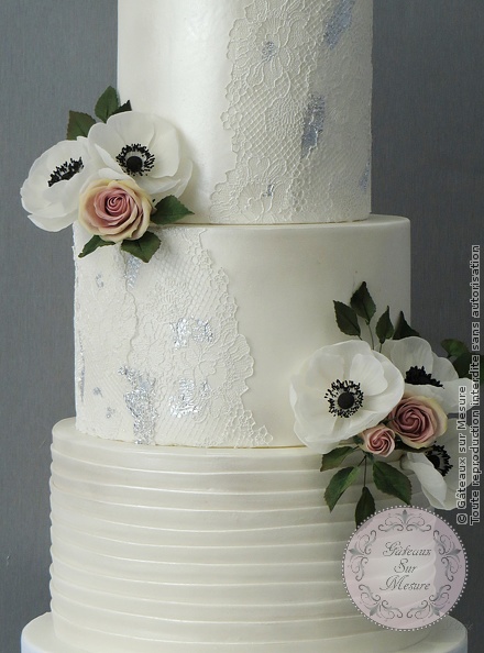 Cake Design - Lace and flower wedding cake - Gâteaux sur Mesure Paris - anemone, cakedesign, chic, dentelle, flower, lace, luxe, Paris, roses, sugar flower, wedding cake