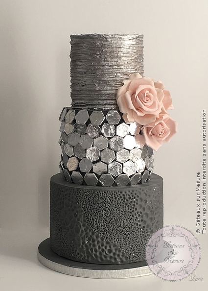 Cake Design - Silver Wedding Cake - Gâteaux sur Mesure Paris - cake, cake design, cake design Paris, cake designer, cakedesign, cakeschool, chic, fleurs en sucre, formation, formation cake design, formation professionnelle, gateaux personnalisés, luxe, Paris, sugar flower, sugar roses, sugarflowers, wedding, wedding cake