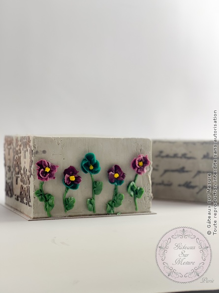 Cake Design - Gâteau carré/lissage au chocolat blanc - Gâteaux sur Mesure Paris - artisan, artisanat, biscuits, biscuits décorés, cakedesign, devenir cake designer, ecdp, fleurs en sucre, formatin cake design, formation, glace royale, patisserie, pièce montée, waferpaper, wedding cake<br />
<b>Warning</b>: Undefined array key