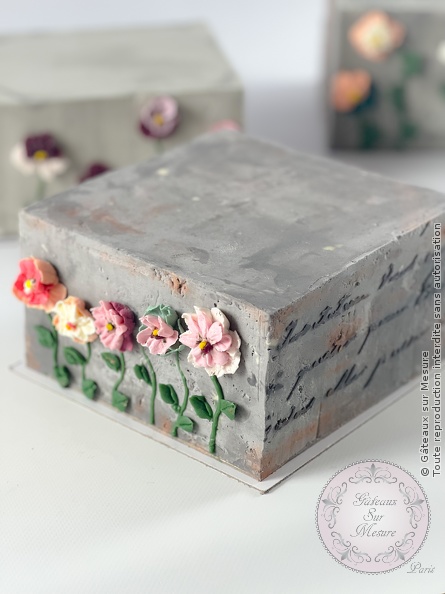 Cake Design - Gâteau carré/lissage au chocolat blanc - Gâteaux sur Mesure Paris - artisan, artisanat, biscuits, biscuits décorés, cakedesign, devenir cake designer, ecdp, fleurs en sucre, formatin cake design, formation, glace royale, patisserie, pièce montée, waferpaper, wedding cake